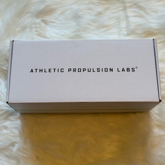 APL: Athletic Propulsion Labs Women's Shearling Slide, Neon Pink, Size 7 - Picture 6 of 7